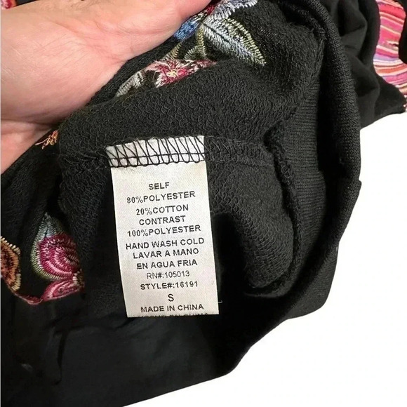 Andree by Unit Black Pull Over Floral Embroidered Sweater Women’s size Small - Picture 5 of 11